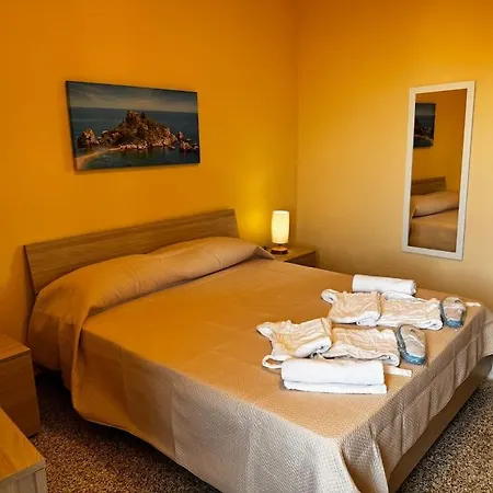 Mf House شقة تاورمينا